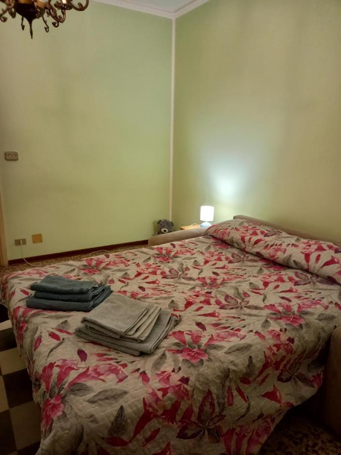 Habitación en casa particular Arrivore - Ampia Privata Con Balcone , In Panoramico Condiviso Con Host - Bagno In Comune - Private Car Park *